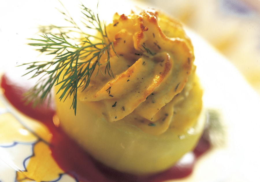 Kohlrabi stuffed with Gruyère AOP cheese and potatoes and a beetroot sauce
