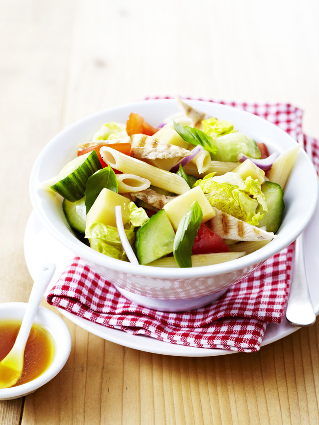 Salad with penne, chicken breast and Appenzeller® cheese