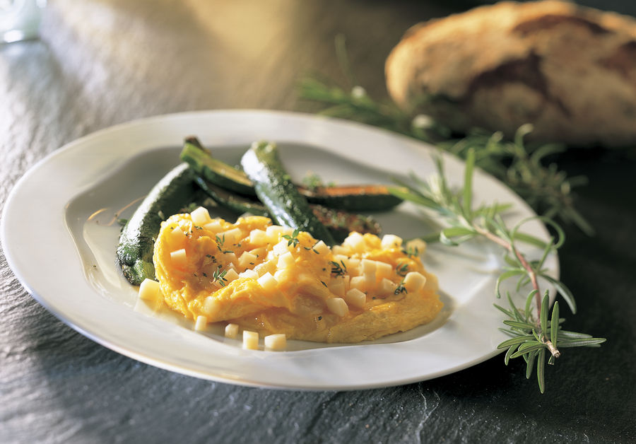 Scrambled eggs with Tilsiter cheese and roasted courgettes
