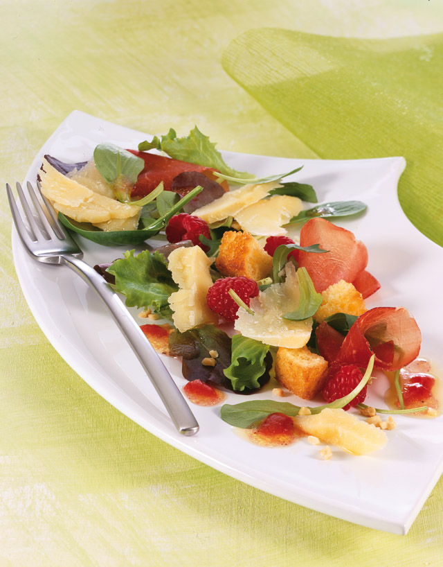 Sbrinz AOP bresaola salad with raspberries