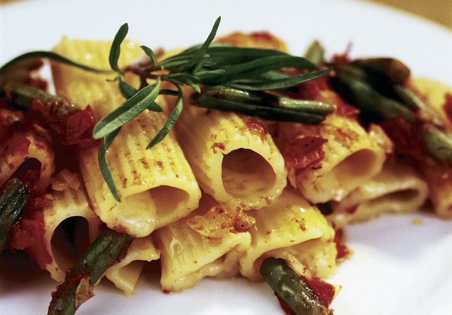 Rigatoni with cheese and herbs