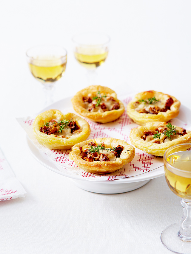 Mini tarts with Vacherin Fribourgeois AOP and dried figs