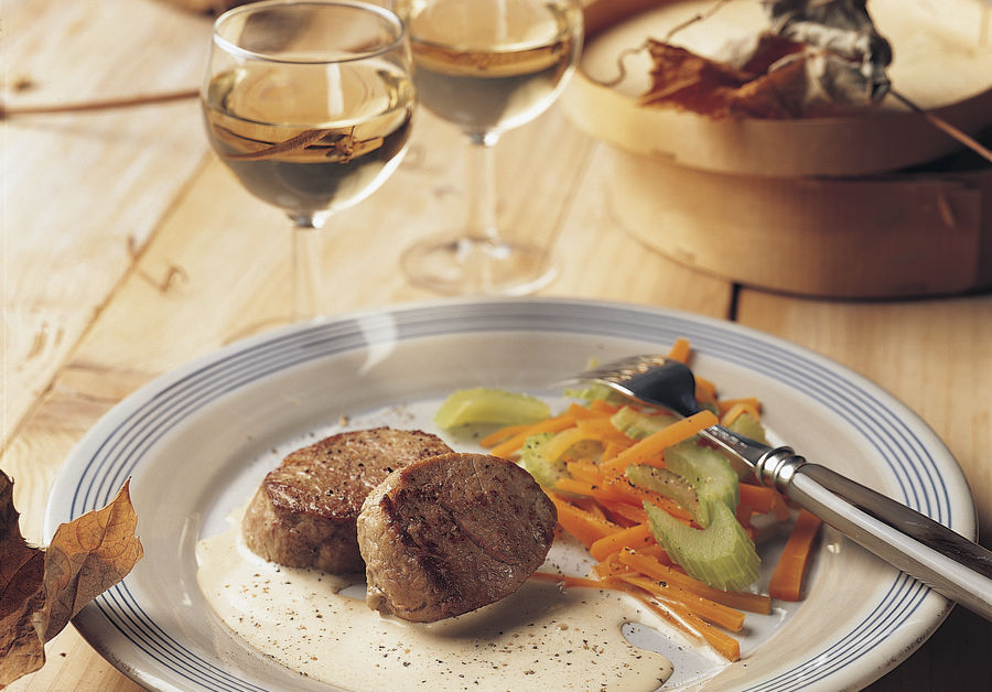 Medallions of veal fillet with a Vacherin-Mont-d'Or AOP cheese sauce