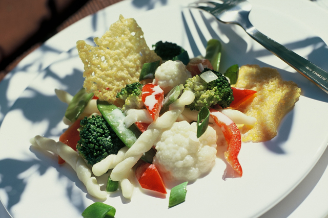 Strozzapreti with wasabi vegetables and Emmentaler AOP chips