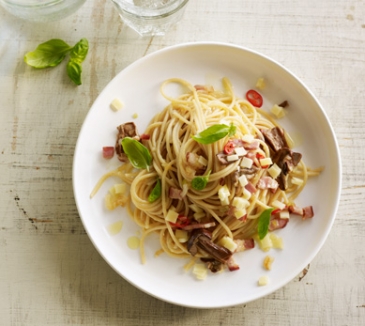 Spaghetti with cheese, bacon and flat mushrooms
