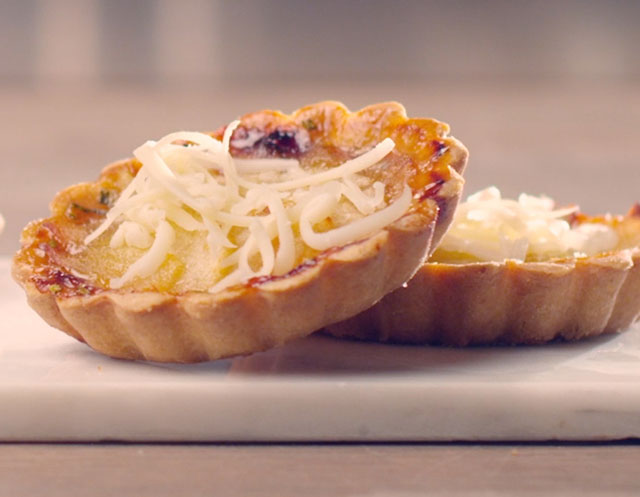 Tartelettes with pear, Appenzeller®, honey and rosemary