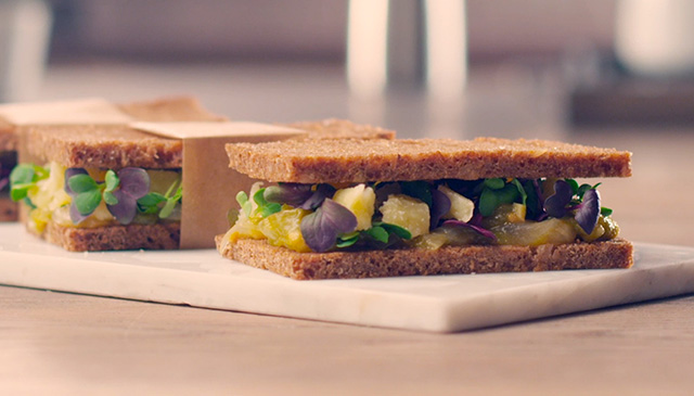 Mini Sandwiches with Sbrinz AOP and tomato chutney