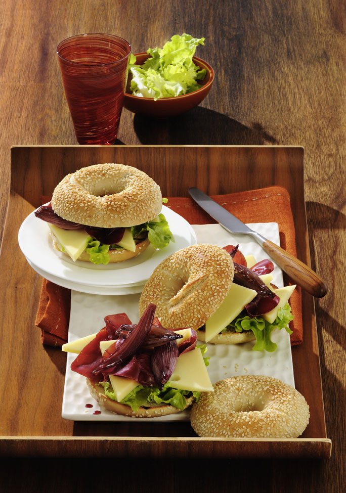 Bagel with Apppenzeller® cheese and red wine shallots