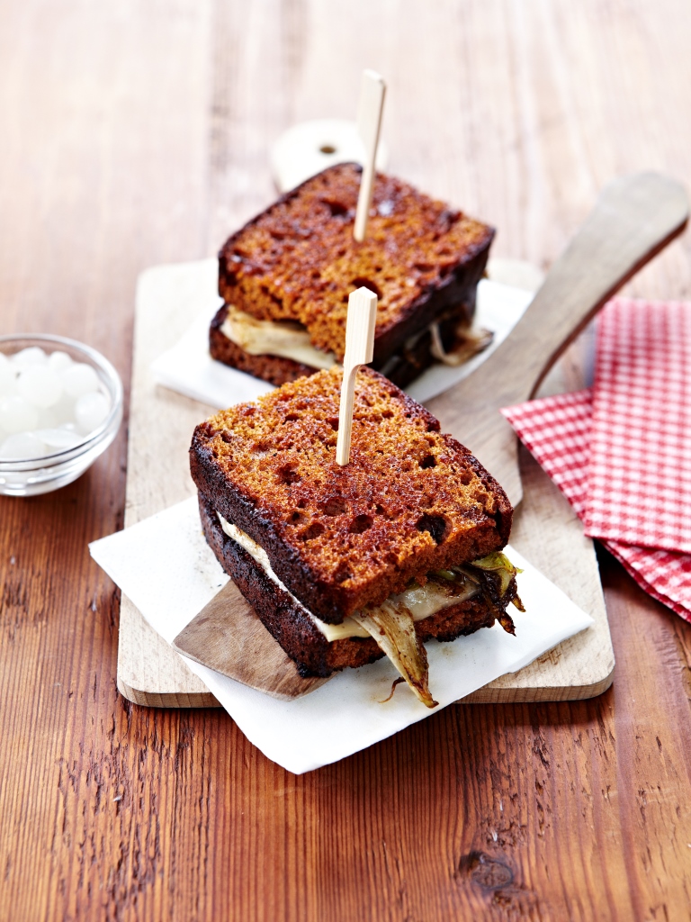 Cheese toast on gingerbread with Etivaz AOP and chicory