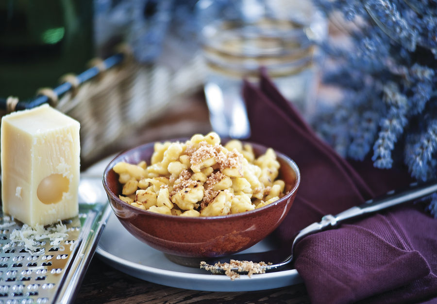 Cheese knöpfli with breadcrumbs