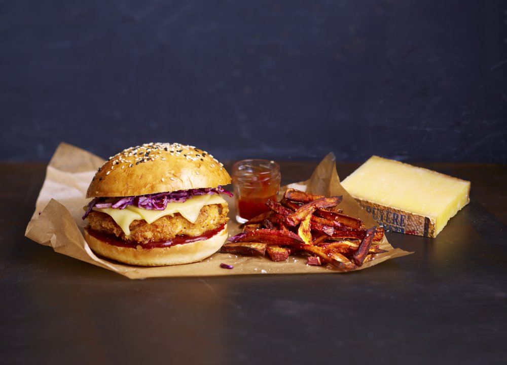Crunchy chicken burger with BBQ sauce and Le Gruyère AOP Réserve
