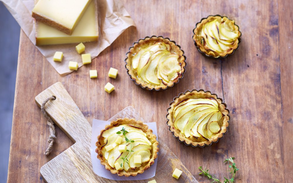 Tartlets with caramelised apples and pears and Gruyère AOP d’alpage