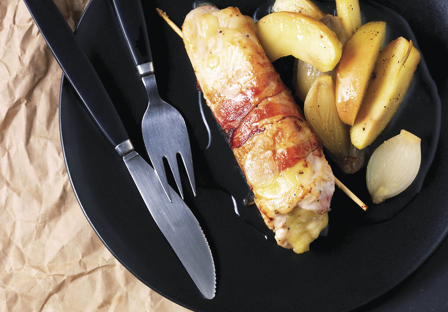 Rolled chicken breast with apple and shallots