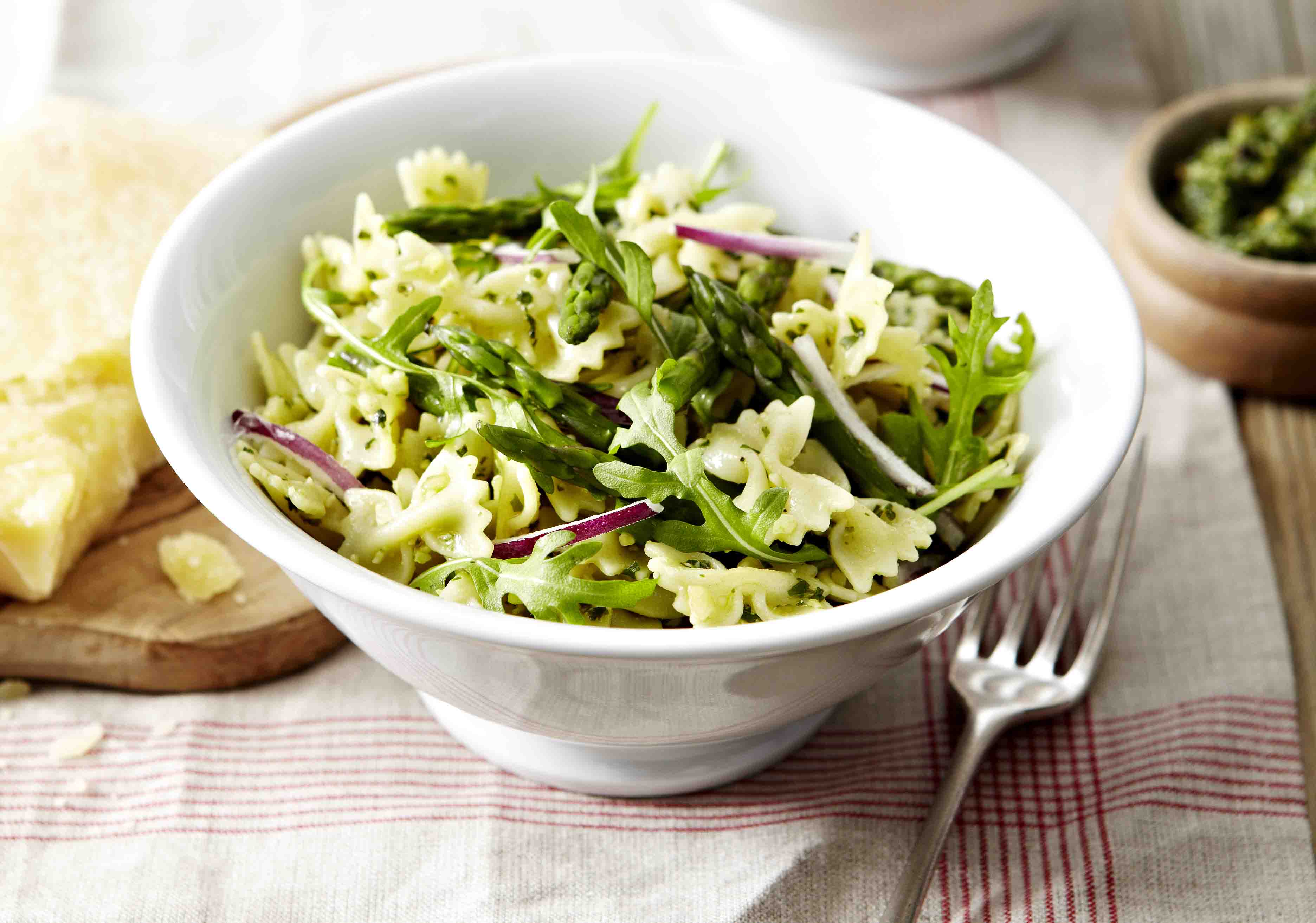 Farfalle with asparagus and Sbrinz AOP pesto