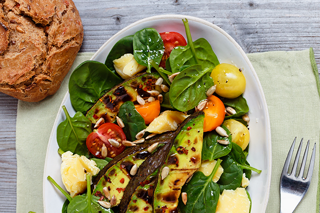 Spinach salad with grilled avocado and Sbrinz AOP