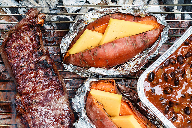 Steaks with sweet potatoes, beans and SWIZZROCKER®