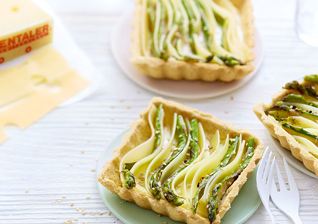 Tartlets with Emmental AOP, green asparagus, sesame and ginger