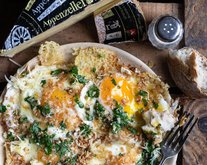 Æg med ost, chimichurri-sauce og pangrattato lavet med Appenzeller® Extra