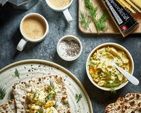 Vegetarisk “Gubbaröra” – kremet Appenzeller®, egg og poteter på sprø flatbrød