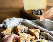 Scone med Appenzeller® Black Label og blåbær