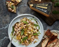 Hvitbønnesalat med urteolje, sitron, Appenzeller® og pistasjnøtter