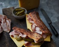 Rustikk surdeigsbagett med Appenzeller® Black Label, røkt skinke og dijonmajones