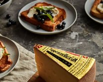Brioche-toast med kremet Appenzeller®, honningblåbær og estragon