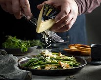 Grønne bønner med Appenzeller®, brunet smør, urteolie og croutoner